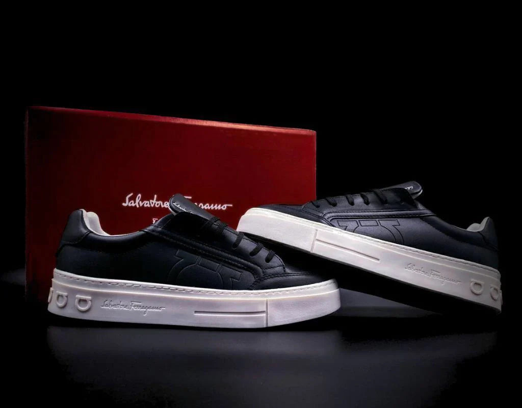 Ferragamo Black White Borg Gravado Gancini En Piel