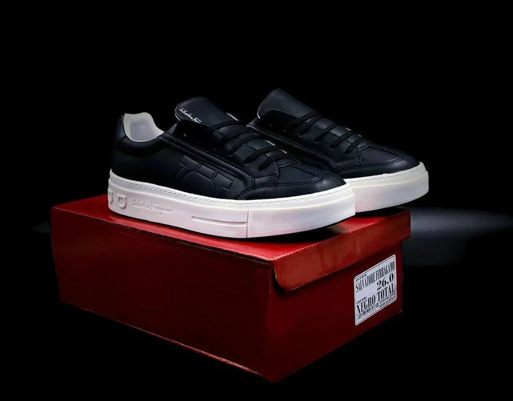 Ferragamo Black White Borg Gravado Gancini En Piel