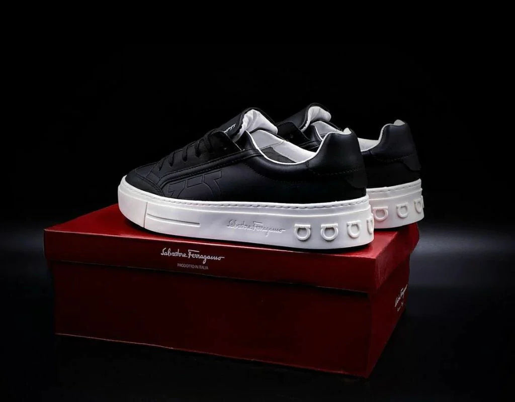 Ferragamo Black White Borg Gravado Gancini En Piel