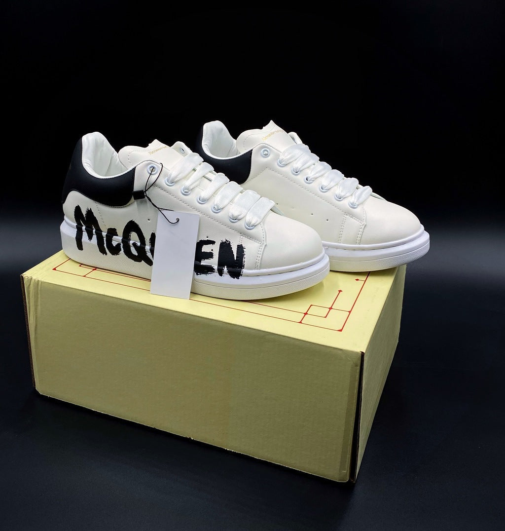 Tenis Alexander McQueen Blanco Negro Rotulado