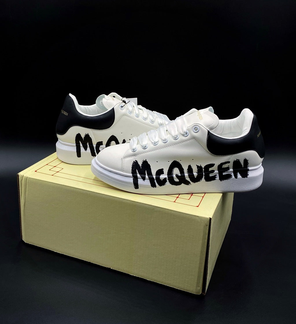 Tenis Alexander McQueen Blanco Negro Rotulado