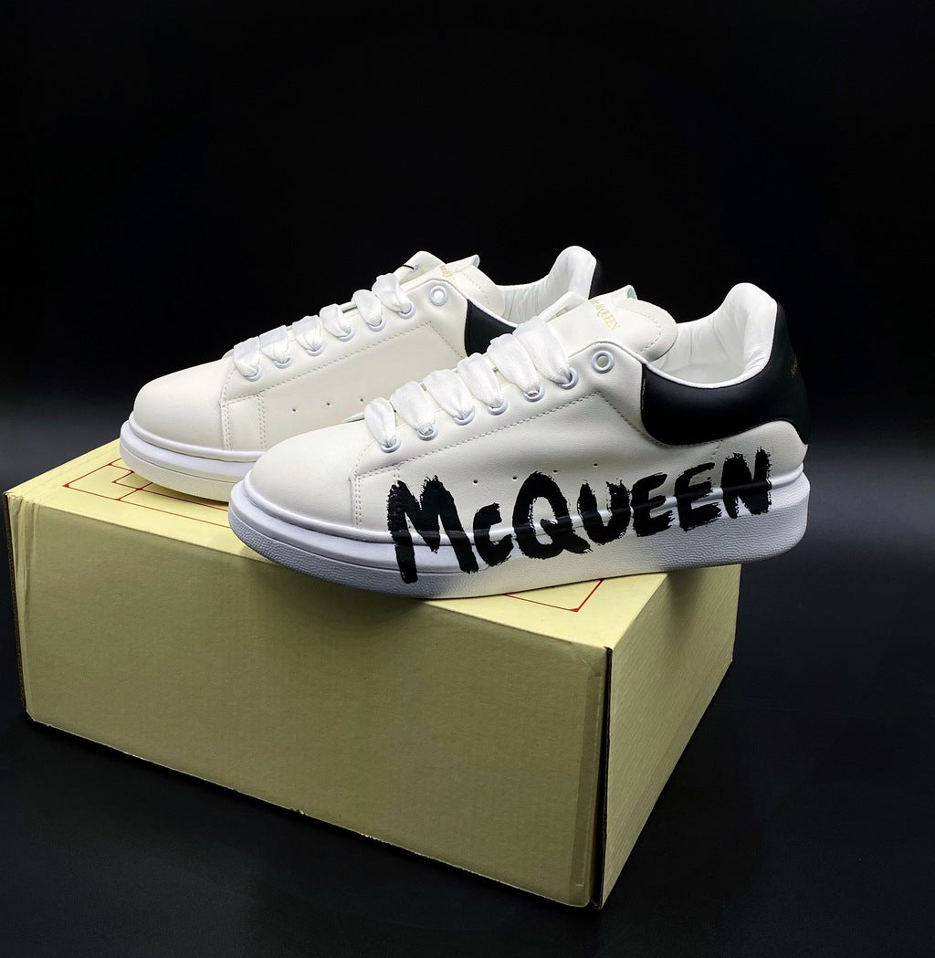Tenis Alexander McQueen Blanco Negro Rotulado