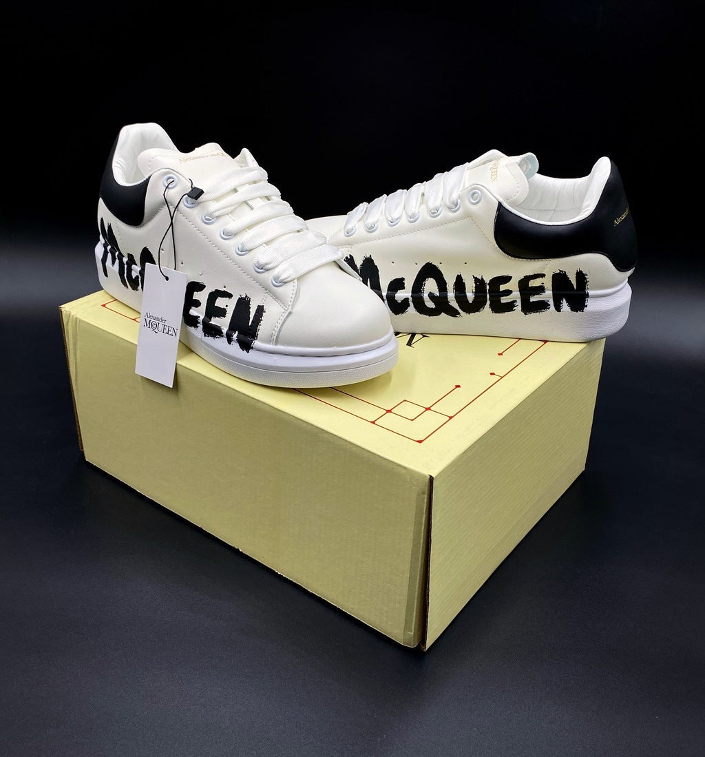 Tenis Alexander McQueen Blanco Negro Rotulado