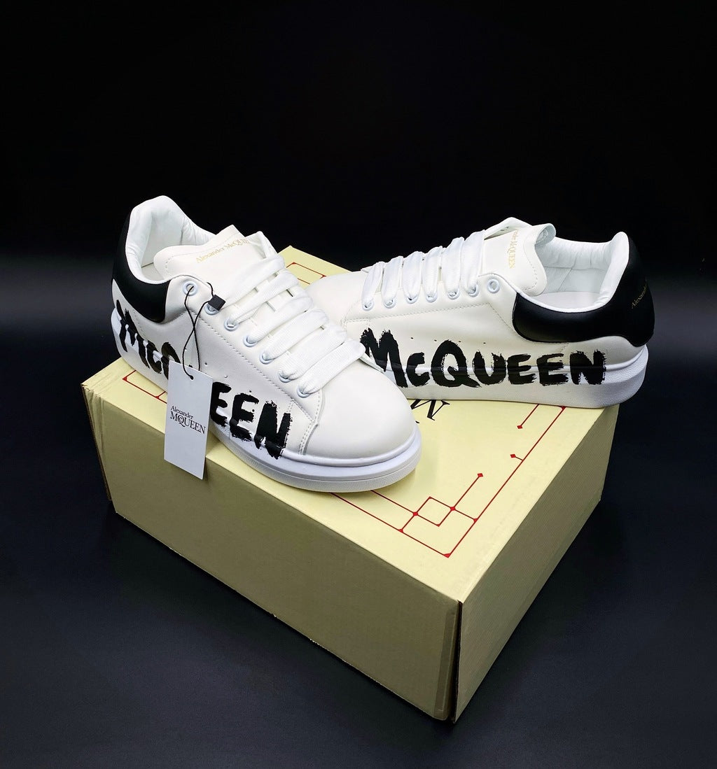 Tenis Alexander McQueen Blanco Negro Rotulado