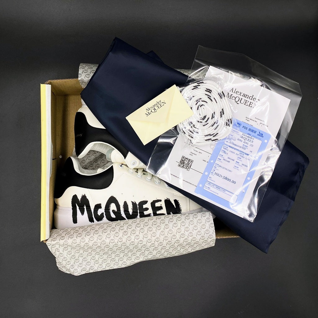 Tenis Alexander McQueen Blanco Negro Rotulado